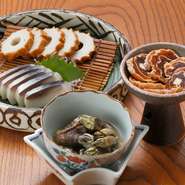 島根の「しめ鯖かまぼこ」のほか、熊本の「やまうに豆腐」など、全国各地の珍味を取り揃えています。島根ではなかなか味わえない料理を、いながらにして楽しむことができます。				