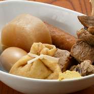 創業当時からの変わらぬ味を受け継ぐ『おでん』。カツオ、煮干し、昆布、アゴで取った出汁に、大根厚揚げ、牛すじ、玉子、アゴ団子などの具材を入れて煮込む一品は、出汁と具材の旨みが絡み合い、奥深い味わいに。