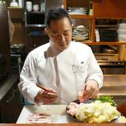 衛生面、品質管理にこだわりながら、季節を感じてもらえる料理を提供しています。またカウンター越しに料理する姿が見えますので、臨場感を感じてもらいながら、おいしい料理をお出しできるよう心がけています。				