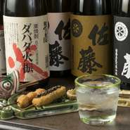 揚げたての串カツと、お好みの焼酎で過ごす至福の夕べ
