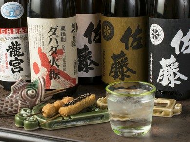 揚げたての串カツと、お好みの焼酎で過ごす至福の夕べ