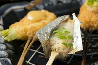 【串の坊】の串カツの中で、最も手間をかけた絶賛の一品です。蟹の殻から外した身をほぐし、鱚で巻き上げて蒸し揚げに。『桔梗』『牡丹』『京の彩』などセットの御料理にも含まれています。
