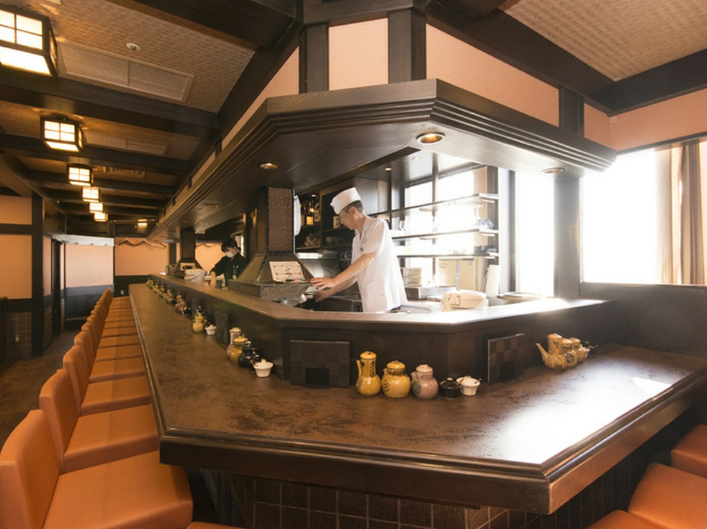 揚げたてをお出しする『串カツおまかせ』をお好みの1杯とともに