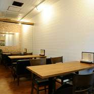 店内は明るくアットホームな印象のため、女性同士でも気軽に足を運べそうです。ワイン・日本酒はもちろんサングリアなども用意されており、女子会におすすめです。