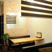 テーブル席同士はブラインドで仕切られたプライベートな空間。そのため仲間同士でのちょっとした宴会にもおすすめです。あまり視線を気にすることなく、ゆったりとくつろげます。