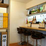 カウンター席も3席用意されているので、お1人さまでの来店もおすすめ。たまにはひとりでのんびりとお酒を楽しんではいかがでしょう。スタッフとの会話に花を咲かせるのもお1人さまならではのお楽しみです。