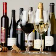 イタリア料理にやはりワインは欠かせません。赤・白・スパークリングでそれぞれ厳選ワインを用意。グラスで手軽に一杯から楽しめるものから、特別な日に開けたい一本まで、幅広い銘柄がリストアップされてます。