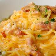 黒胡椒をたっぷりと効かせたスパイシーなパスタ。ピリリと少し刺激的な口当たりはまさに大人のためのカルボナーラ。ノーマルのカルボナーラも人気なので辛いものが苦手な方もご安心ください。