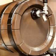 イタリアから光と空気に触れない状態で直輸入した樽生ワインは、注いだ瞬間にはじめて空気に触れるため、ボトルワインにはないフレッシュな味わいを楽しめます。
カクテルやフルーツを入れても美味しいので是非！