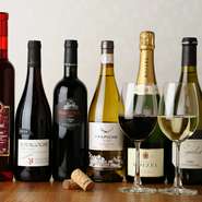 赤・白・スパークリングでそれぞれ厳選ワインを用意。グラスで手軽に一杯から楽しめるものから、メニューに載せていないもの。特別な日に開けたい一本もご用意しておりますのでお気軽にお尋ね下さい。
