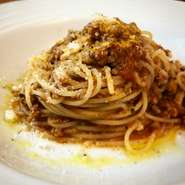 ～セット内容～
（サラダ・ミニ前菜・スープ・パン・パスタ）
2種類ご用意しておりますのでお選びください。

例：A生ハムと野菜のトマトソース
　　B自家製スモークサーモンと茸のクリームソース
