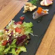 ～コース内容～
・ミニサラダ
・本日の前菜盛り合わせ
・スープ
・パン
・パスタ（2種類からお選びください）
・メイン（お肉かお魚をお選びください）
・ドリンク（※アルコールは別途）
・本日のデザート

