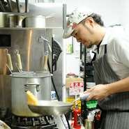 お店づくりでは“目が届く構造”であることを大切にしました。例えば『前菜盛り合わせ』では、お客さまのオーダーしたお酒に合うものをチョイスするなど、常に店内を把握しおもてなしをさせていただいております。