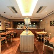 シャープな印象を与えるモルタル素材の壁とスチール素材、そこに木のぬくもりが感じられる床やテーブルを合わせることで調和のとれた空間に。シンプルだからこそ、食事を邪魔せず、料理を思いっきり堪能できます。