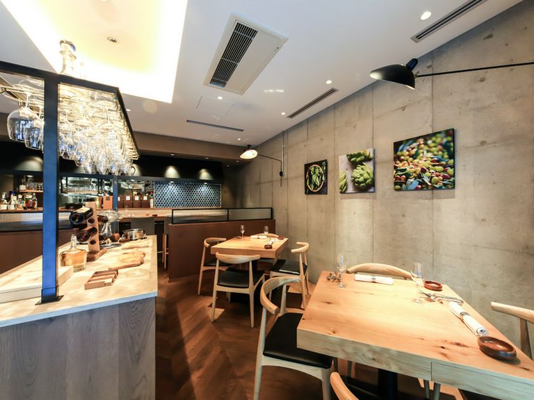 料理が主役になるようセレクトされたインテリアや食器