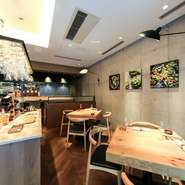 料理に内装も食器も寄り添うような関係が保たれ、料理がより美しく見える工夫がされています。カトラリーもテーブルの引き出しにセットされており、上質なカジュアルを演出。心地よい空間で、食事を満喫できます。