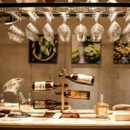 ワインが豊富に揃っているので、ワイン通にも人気があります。イタリアワインを中心とした種類豊富なラインナップ。料理に合うワインをソムリエがセレクトしてくれるのも、人気のサービスの一つです。