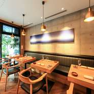 テーブルの間隔がゆったりと広めにしてあるので、大事な商談も落ち着いて進められます。またテーブルは可動式なので、人数や目的に合わせた利用も可能。さまざまなシーンで活用できるお店です。