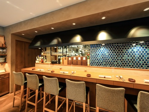 居心地の良いカウンター席。ワインを心ゆくまで堪能