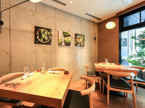 シンプルなモルタルの壁と木製インテリアが調和する内装