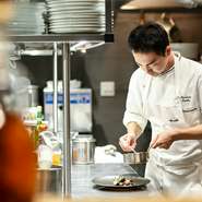 ご来店いただいたお客様の気持ちに寄り添い、ご来店いただいたことが思い出に残るようなサービスを心がけています。料理は、試行錯誤しながら工夫を凝らし、オリジナリティのある料理に仕上げるのがモットーです。