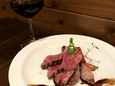 肉の旨味を贅沢に味わう『黒毛和牛イチボ肉のグリエ』