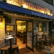 クラシカルなビストロをイメージした店内は、心が安らぐ雰囲気。慌ただしい日常を忘れて、本格ビストロ料理と種類豊富なワインをたっぷり味わえる空間です。ゆったりと穏やかな時間を過ごしたいときに最適。