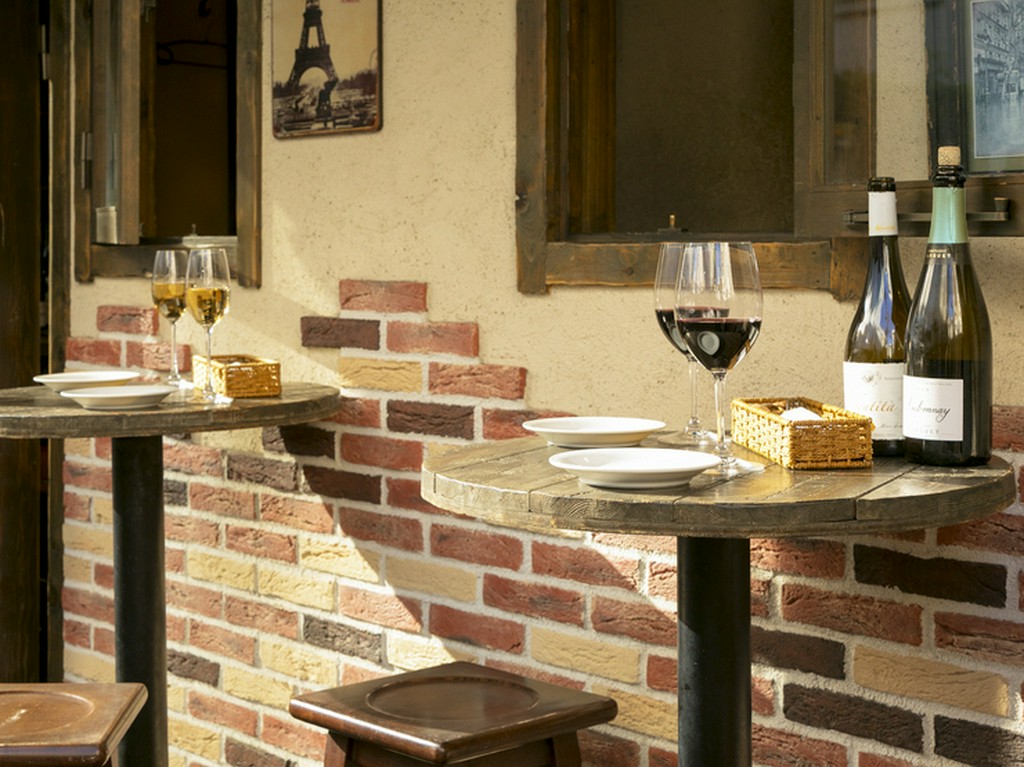 仕事帰りの一杯に。テラス席で気軽にワインが楽しめる