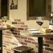 テラス席は、仕事帰りに立ち寄るビジネスマンにおすすめです。気軽に利用できるので、疲れた夜はワインと絶品フレンチでリフレッシュ。肩肘張らず、くつろぎながら利用できるのもうれしいところです。