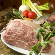 旬を大切にした食材選びで、季節を感じられる料理が用意されています。その日仕入れた食材によって変化する旬のおすすめメニューには、季節感たっぷりの絶品料理の数々。その時期一番おいしい食べ方で堪能できます。