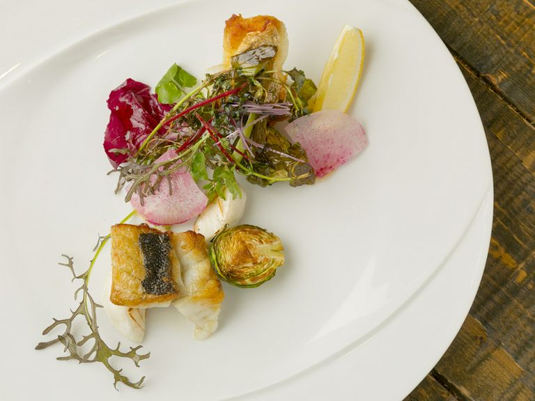 素材の旨味を存分に味わえる『旬の天然鮮魚の香草焼き　ガルグイユ風』
