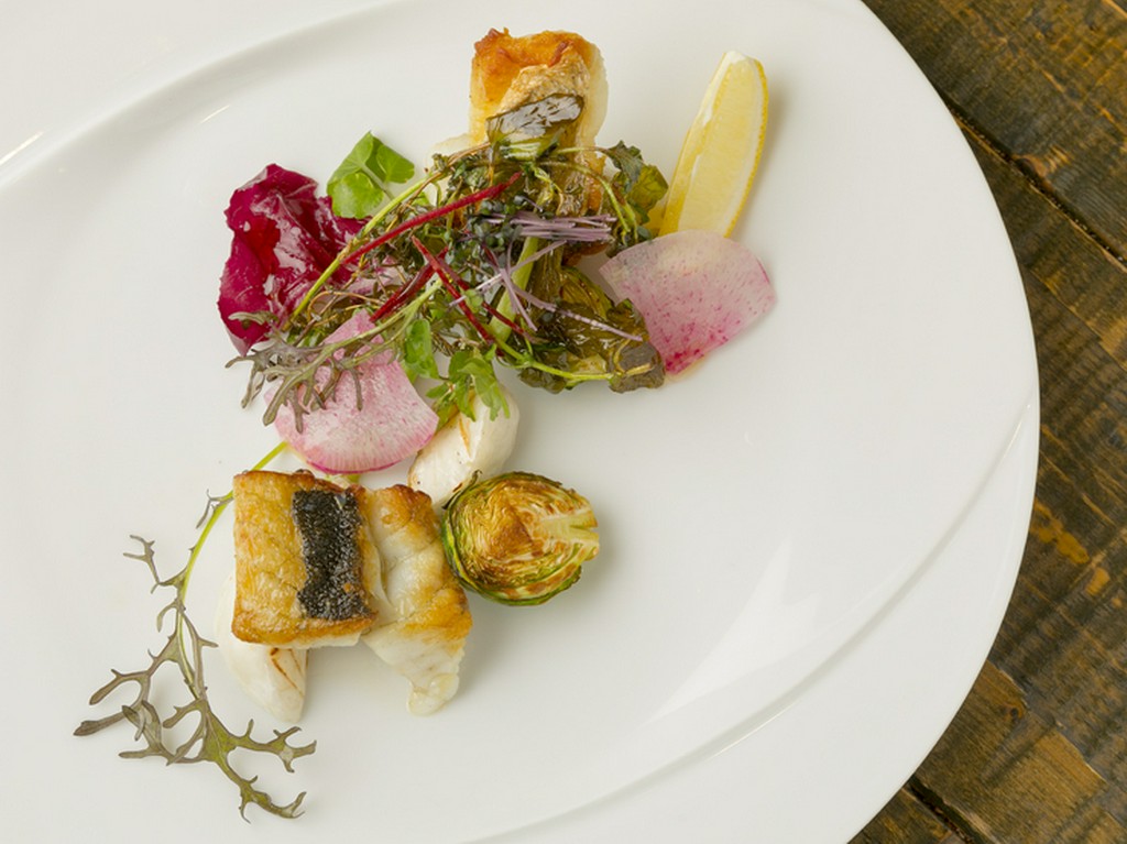 素材の旨味を存分に味わえる『旬の天然鮮魚の香草焼き　ガルグイユ風』