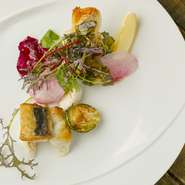 シェフが毎日木津市場で目利きして仕入れる鮮魚を堪能できます。魚は、皮目はクリスピーに、そして身はふっくらとした焼き上がり。添えられた新鮮野菜と一緒にいただけば、より素材の旨味を実感できます。