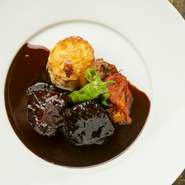 国産の牛ほほ肉を赤ワインでじっくり煮込んだ一品。カシスのフルーティーさと赤ワインヴィネガーの酸味を加えたソースと柔らかな肉は、相性抜群です。クラシックながらも食べ飽きない一皿に仕上がっています。