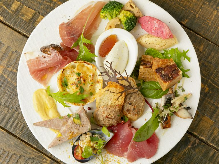 さまざまなビストロ料理が一皿で楽しめる『前菜盛り合わせ』
