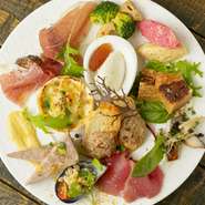 ビストロらしい前菜をワンプレートにした一品で、いろいろな料理を味わいたいというお客様に人気のメニューです。ワインを飲みながら、少しずつ料理をつまみたい方や何を食べようか迷ったときにぜひご利用ください。