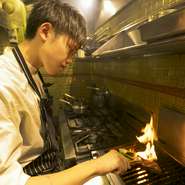 常にお客様の立場になって考え、喜んでいただけるような料理やサービスを提供できるよう心がけています。なるべくお客様のご要望に添えるよう努めておりますので、お気軽にお申し付けください。