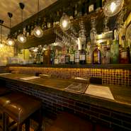 フランスの小さなビストロのような店内は、落ち着いた空間です。種類豊富なワインとこだわりの料理とともに、ゆっくり飲みながら会話を楽しんでいただけます。デートや友人とのひとときに、ぜひご利用ください。