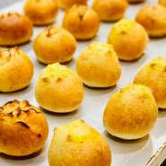 大人気のフォカッチャです。
玉ねぎ　ポレンタ　じゃがいも
三種類の味がございます。