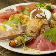 お店で人気の前菜盛り合わせです
例) 和牛のローストビーフ　キャロットラペ
　カポナータ　ツナと白インゲン豆のサラダ
　　フリッタータ　サーモンマリネ　パルマ産生ハム
　　テリーヌ　鳥レバーのパテ　オリーブ