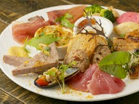 お店で人気の前菜盛り合わせです
例) 和牛のローストビーフ　キャロットラペ
　カポナータ　ツナと白インゲン豆のサラダ
　　フリッタータ　サーモンマリネ　パルマ産生ハム
　　テリーヌ　鳥レバーのパテ　オリーブ