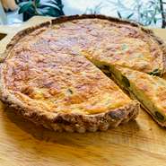 ビストロで人気のキッシュが1ピースからお持ち帰りできます