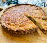 当店自慢のキッシュを丸々1台。お家でのパーティーとかにどうですか？
ご注文は前日までにお願い致します