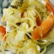 日替わりでパスタを2種類ご用意しております。
例）静岡県産シラスとカラスミペペロンチーノ
　　大山どりミンチと旬野菜のトマトソース
