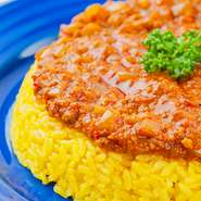 『キーマカレー』などで使われている肉は、国産で良いものを厳選しているとのこと。素材本来の美味しさを引き出すよう、クミンシード、ターメリックなど30種類のスパイスを調合してつくられたカレーと良く合います。