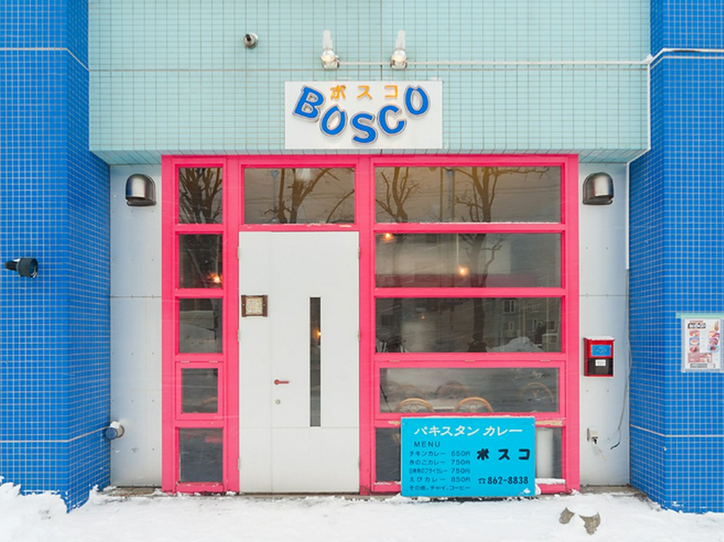 鮮やかなブルーのタイルや、赤い格子に目を奪われる