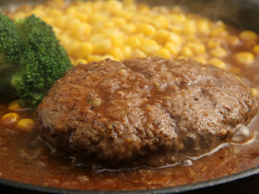 和牛100％のこだわり、旨み引き立つオリジナルの自家製ソース