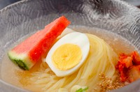 盛岡冷麺の本場、岩手県のスープ、麺を使用。
盛岡冷麺ハーフ　748円