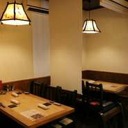 テーブル席2卓　現在はロールスクリーンにて半個室風に仕切っております。