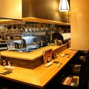 メインカウンター8席　現在は2名様毎を目安にロールスクリーンにて仕切っております。